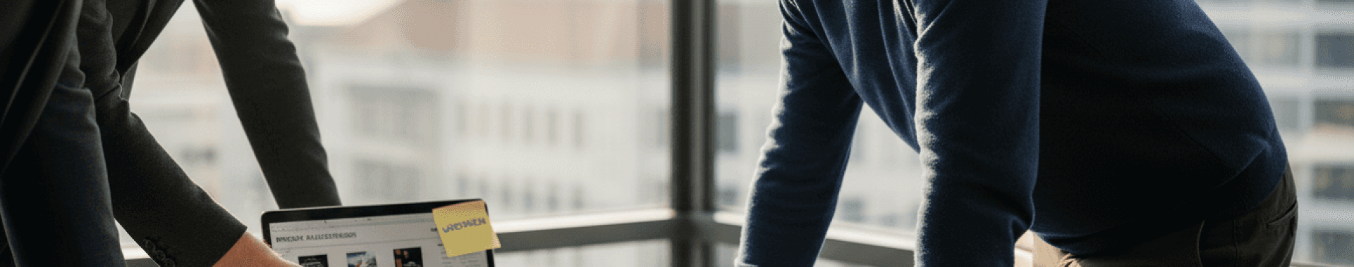 In einem modernen Eckbüro beraten sich die Kollegen über die optimale Amazon-Strategie.