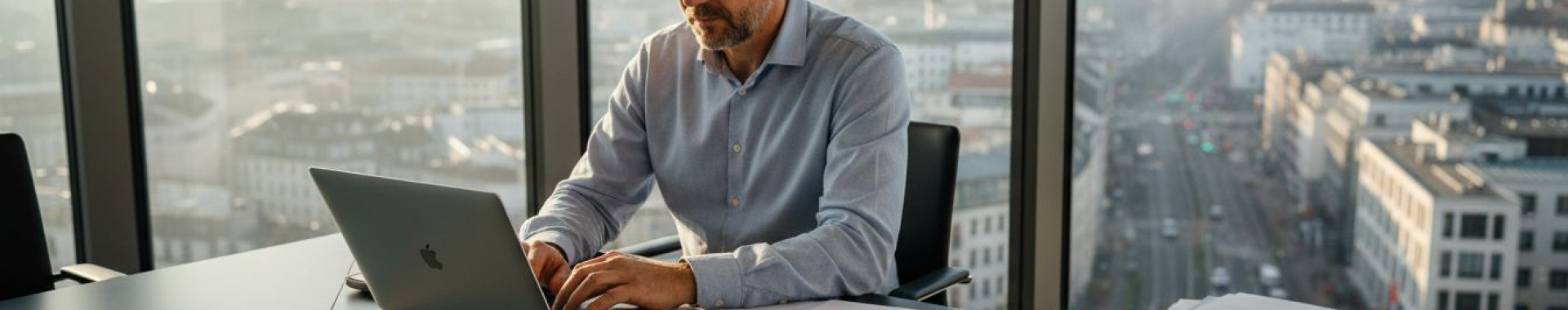 Mann arbeitet an Amazon Markenregistrierung im Büro