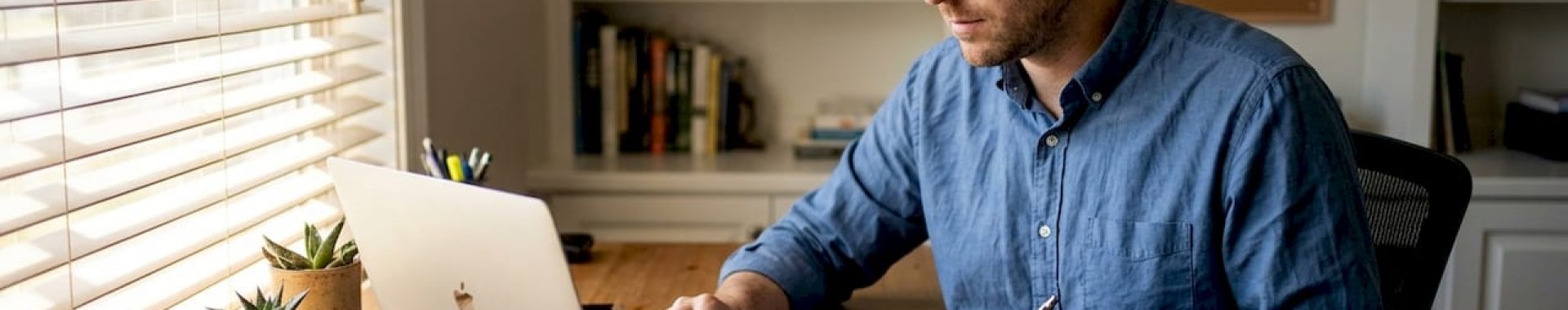 Ein Unternehmer prüft die Verkaufsstatistiken seines Amazon-Shops, um die Conversion-Rate zu optimieren.