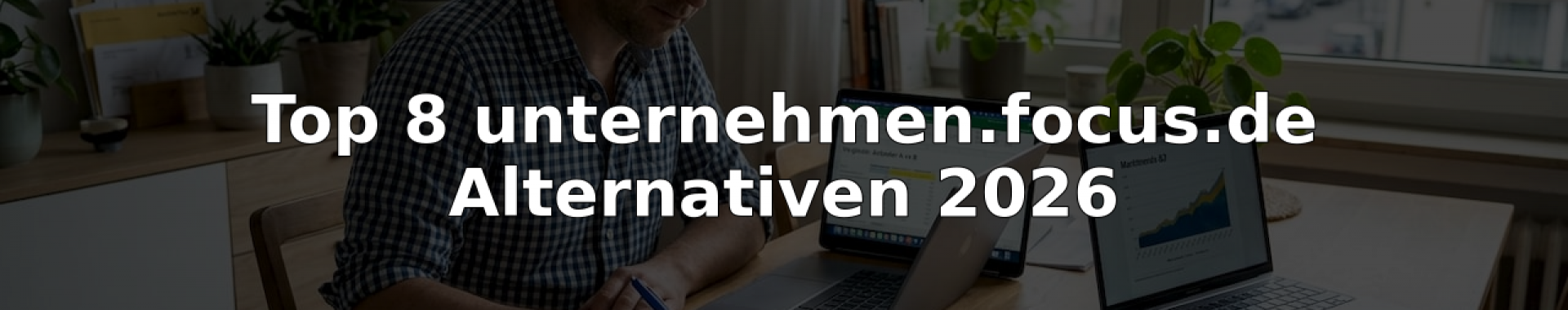 Ein Mann vergleicht verschiedene Online-Branchenverzeichnisse, um das passende für sein Unternehmen zu finden.