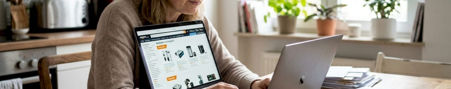 Eine Frau stöbert am Laptop nach den beliebtesten Produkten auf dem Markt.