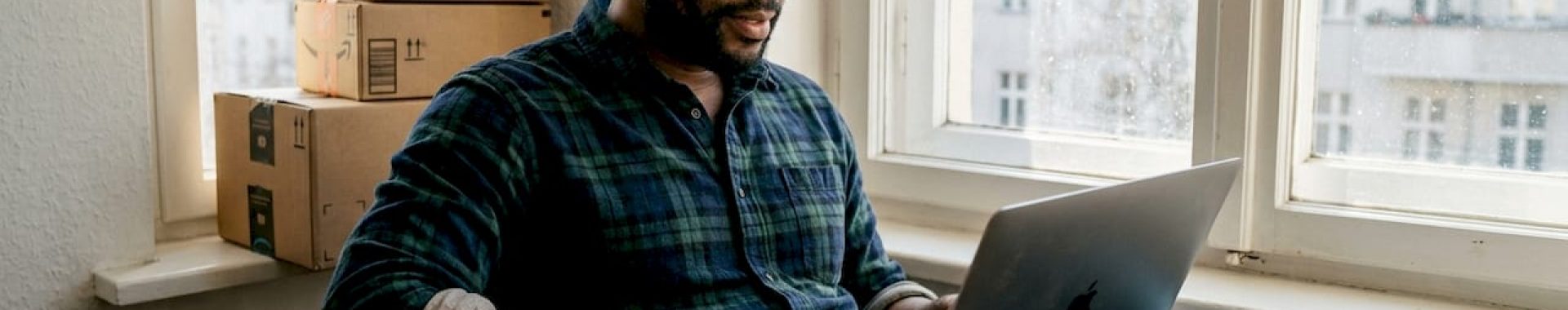 Ein Amazon-Shop-Betreiber analysiert die aktuellen Kennzahlen, um die Performance seines Online-Shops zu bewerten.