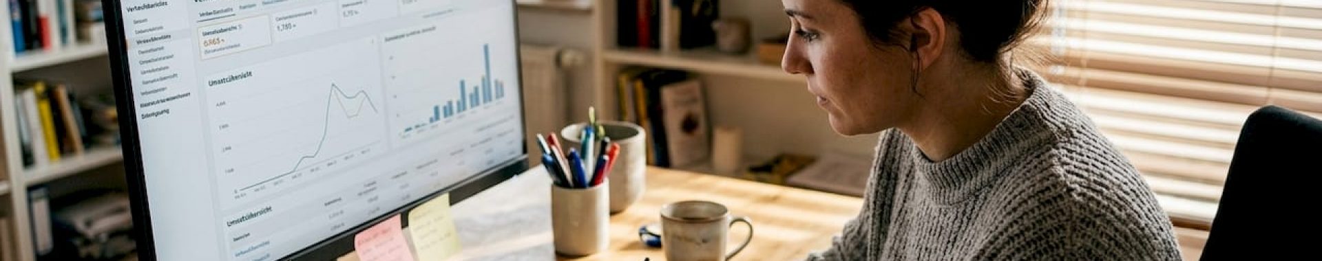 Eine Mitarbeiterin erstellt und analysiert Berichte für das Amazon-Konto.