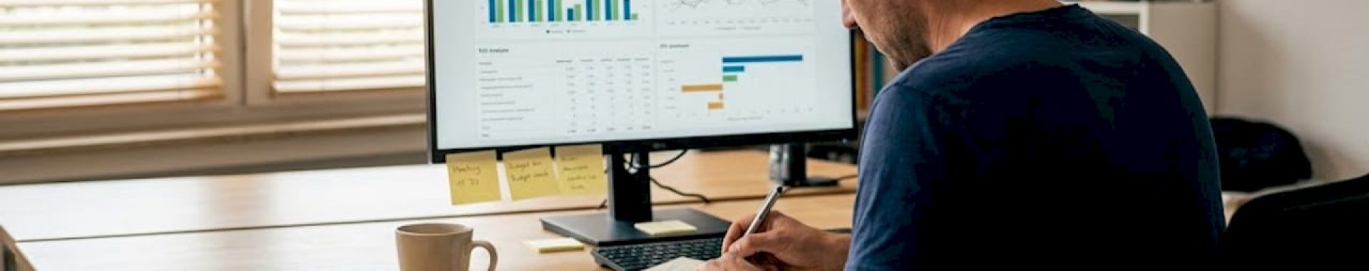 Ein Mann sitzt an seinem Schreibtisch und wertet die Ergebnisse seiner Amazon-Werbekampagnen aus.