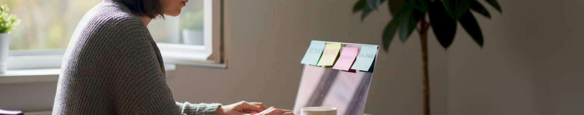 Eine Frau arbeitet vom Wohn- und Esszimmer aus an ihrer Marke.