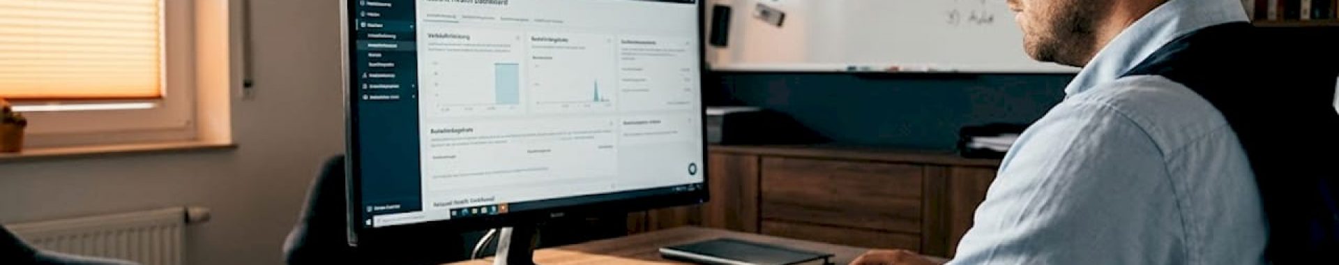 Ein Mann wirft im Homeoffice einen Blick auf sein Amazon-Dashboard.